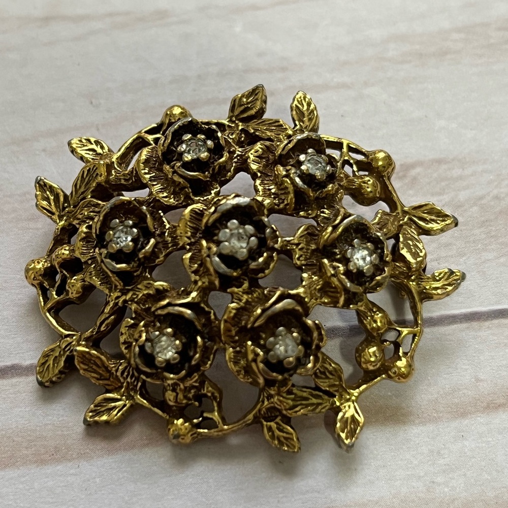 Vintage Goldette NY Charm Oval Vintage Figural Costume Pin Brooch **Signed